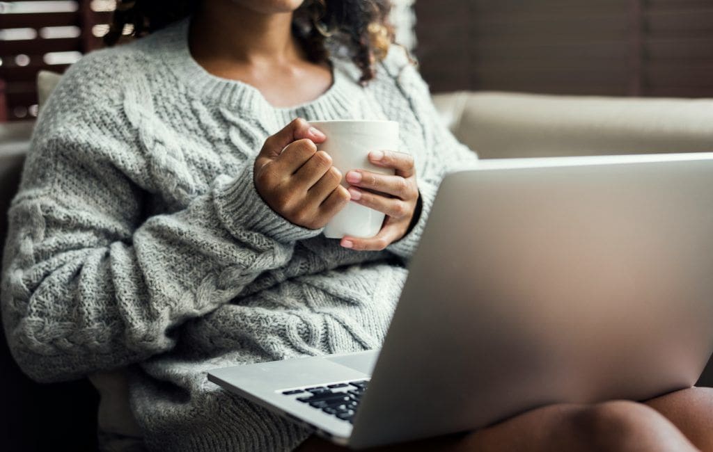 Culpa materna: por qué aparece y cómo soltarla sin convertirte en una madre ‘perfecta’ 3 curated lifestyle pB83L xZenw unsplash