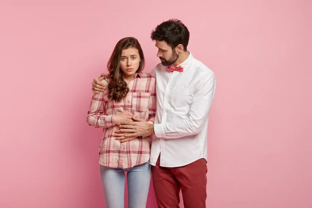 Crisis de pareja en el embarazo y las señales que no debes ignorar 5 joven-y-mujer-posar-juntos