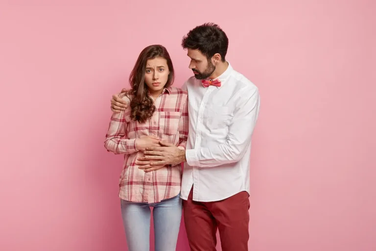 joven-y-mujer-posar-juntos
